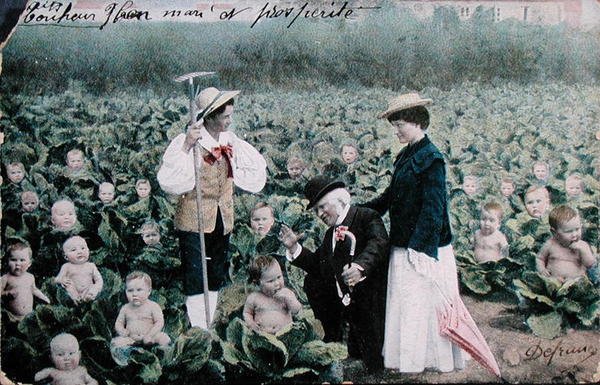 Postal que representa a una pareja buscando un bebé de French School