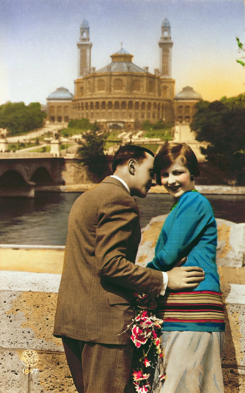 Postal que representa a amantes en París junto al Sena, c.1930 de French School