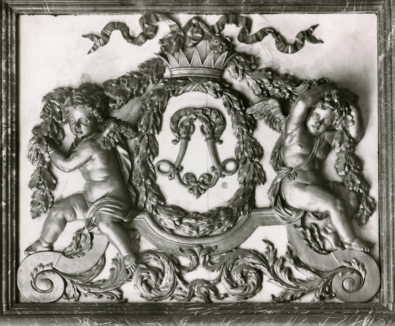 Putti flanqueando la inicial L en la puerta del Salón de los Guardias de la Reina de French School