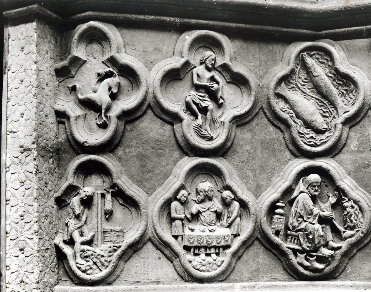 Cuatrofoilos con los Signos del Zodiaco y los Trabajos del Año, de la Catedral de Notre-Dame en Amiens (molde de yeso) de French School