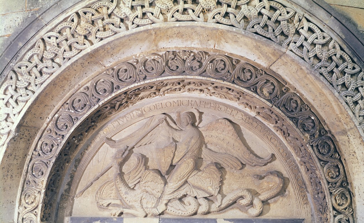 Relieve del tímpano que representa a San Miguel y el dragón de French School