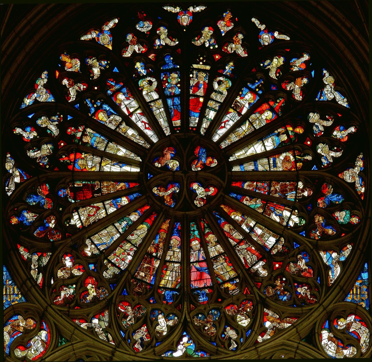 Rosetón que representa la Coronación de la Virgen rodeada de ángeles con Instrumentos de la Pasión e instrumentos musicales de French School