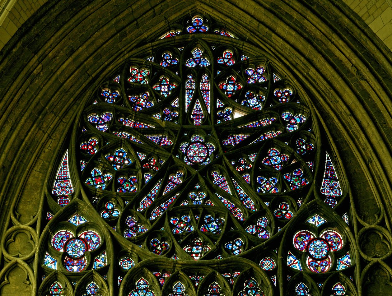 Rosetón con vidrio del siglo XIX después de un diseño medieval de French School