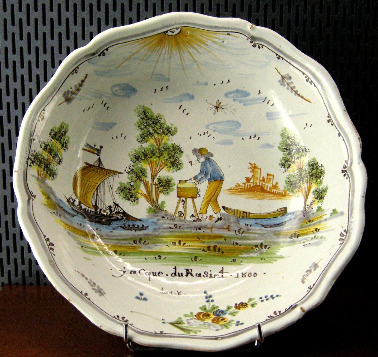 Ensaladera que representa a un artesano y barcos en el Loira, Nevers, 1800 de French School
