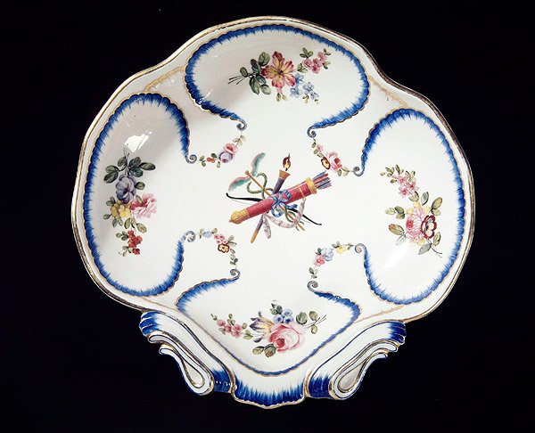 Plato de Sèvres decorado con arco y flechas, 1762 de French School