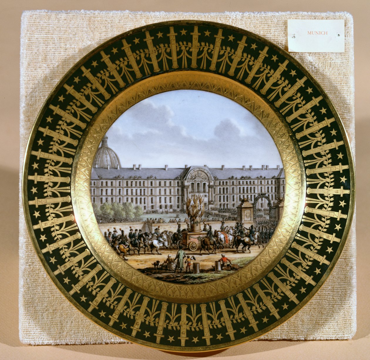Plato de Sèvres que representa la llegada de la espada de Federico II (1712-86) el Grande, al Hotel des Invalides de French School