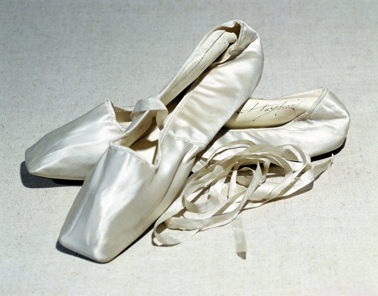 Zapatillas de ballet firmadas pertenecientes a Maria Taglioni (1804-84) de French School