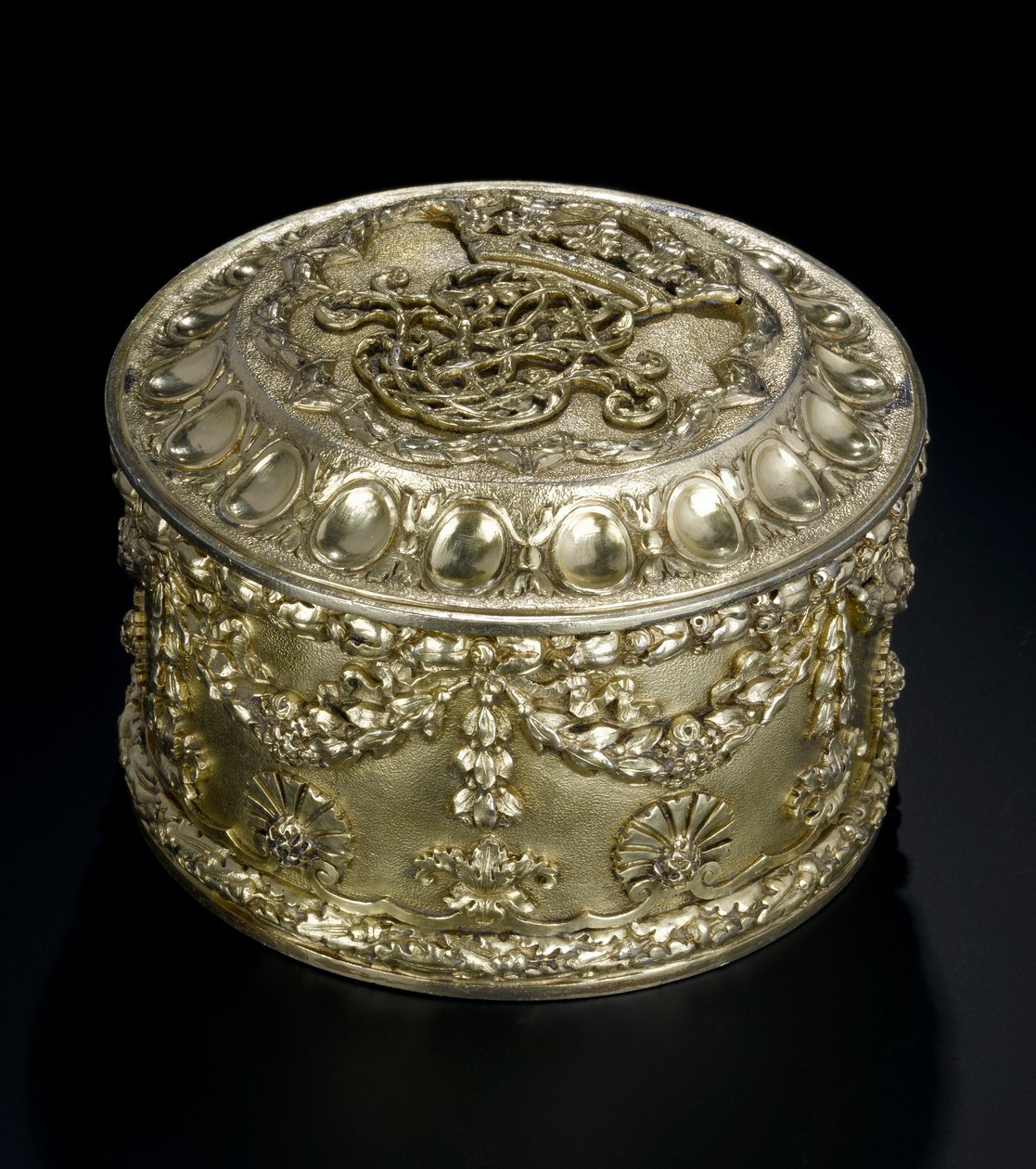 Caja circular de plata dorada con tapa del servicio de tocador Lennoxlove, propiedad de Frances Teresa Stewart, Duquesa de Richmond y Lennox: Francia, París, ensayada entre abril y septiembre de 1672 de French School