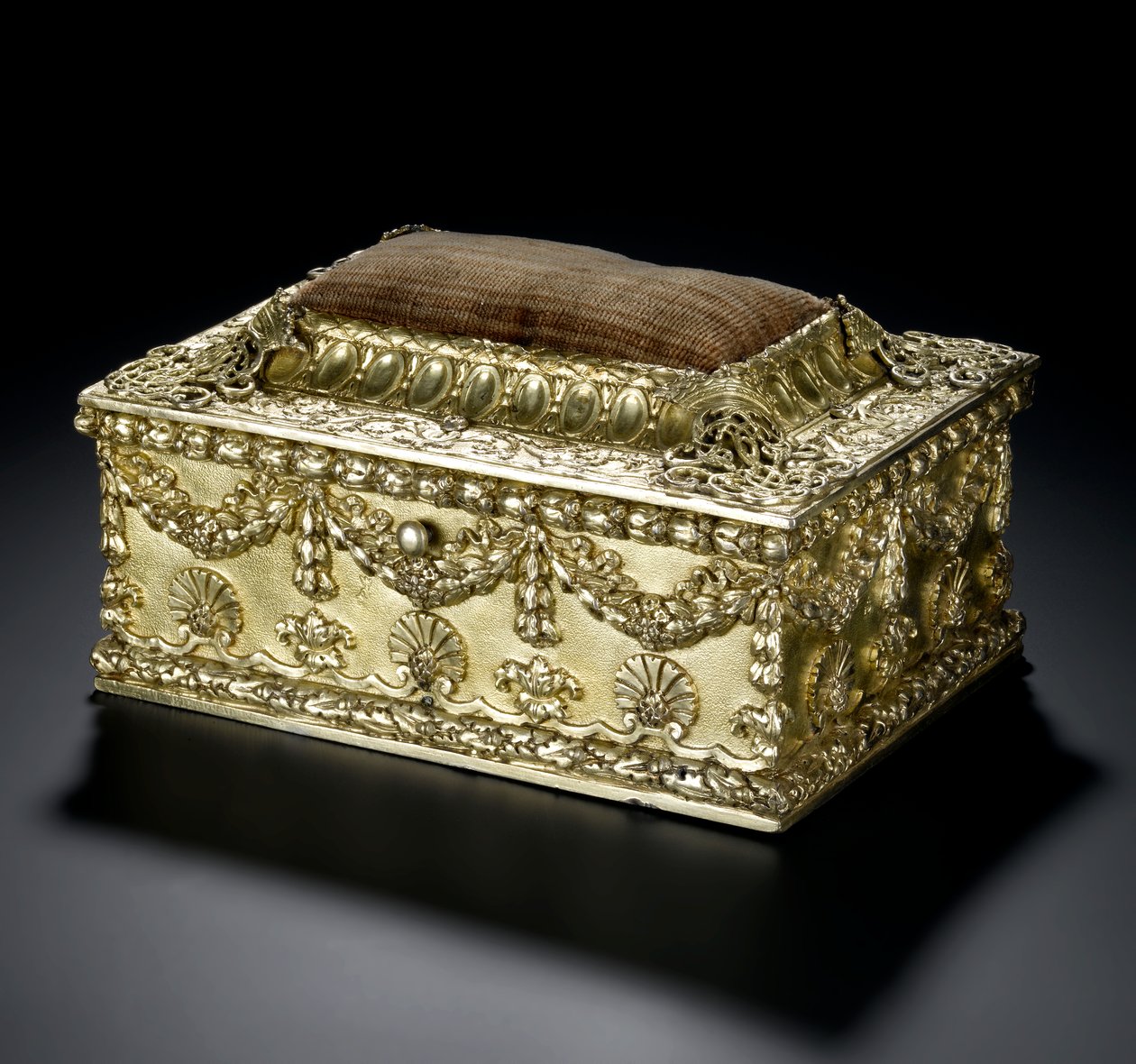 Cofre rectangular de plata dorada con tapa con bisagras y cojín de alfileres, del servicio de tocador Lennoxlove, propiedad de Frances Teresa Stewart, Duquesa de Richmond y Lennox: Francia, París, 1664 - 1665 o 1668 - 1669 de French School