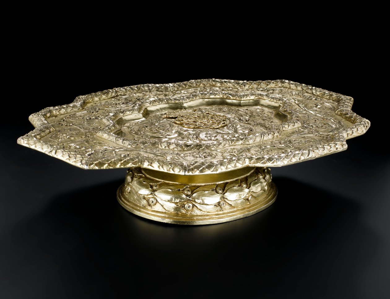 Bandeja de plata dorada de contorno moldeado, del servicio de tocador Lennoxlove, propiedad de Frances Teresa Stewart, Duquesa de Richmond y Lennox: Francia, París, 1666 - 1667 de French School