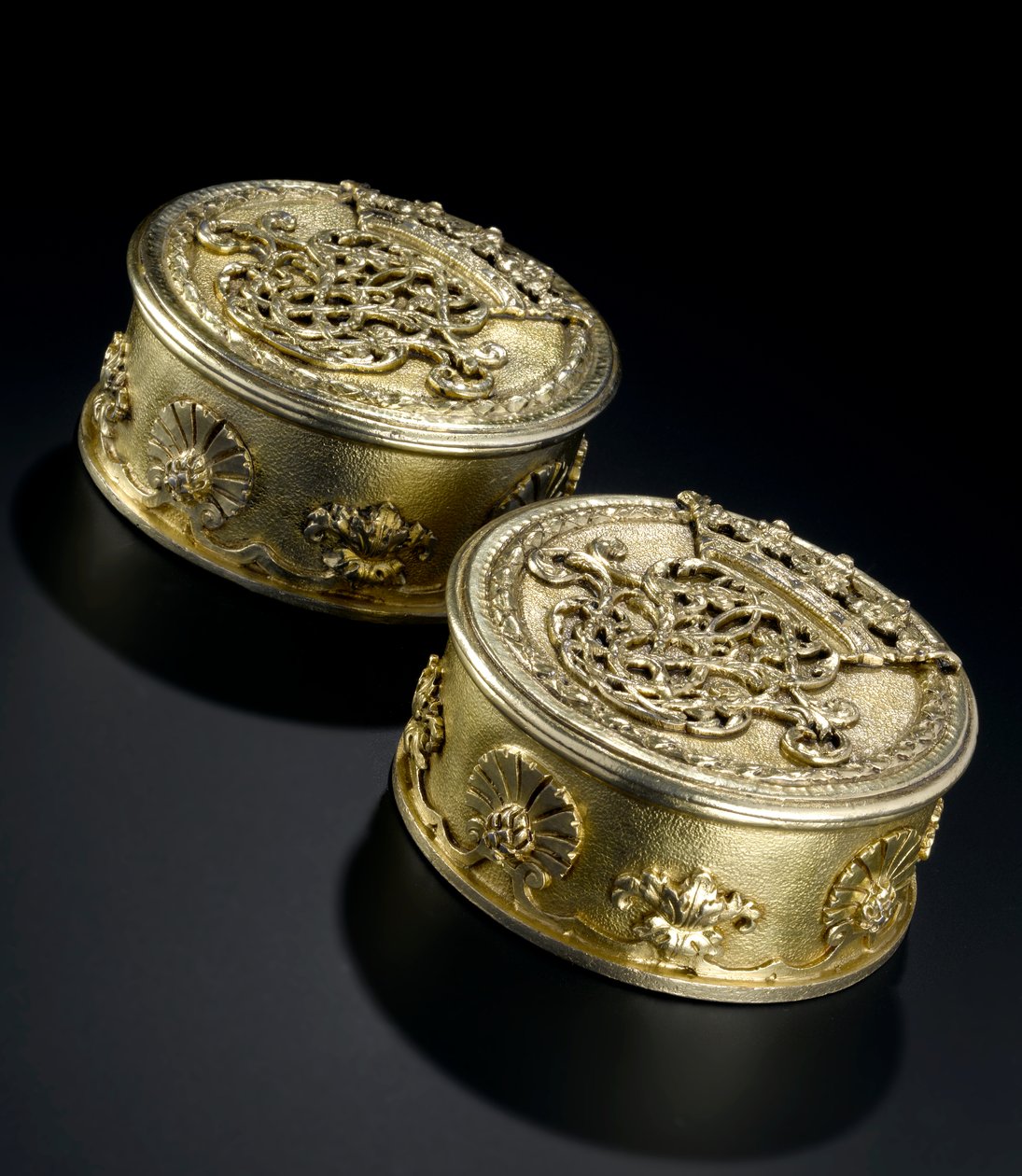 Caja pequeña circular de plata dorada con tapa del servicio de tocador Lennoxlove, propiedad de Frances Teresa Stewart, Duquesa de Richmond y Lennox: Francia, París, ensayada entre septiembre de 1672 y octubre de 1674 de French School