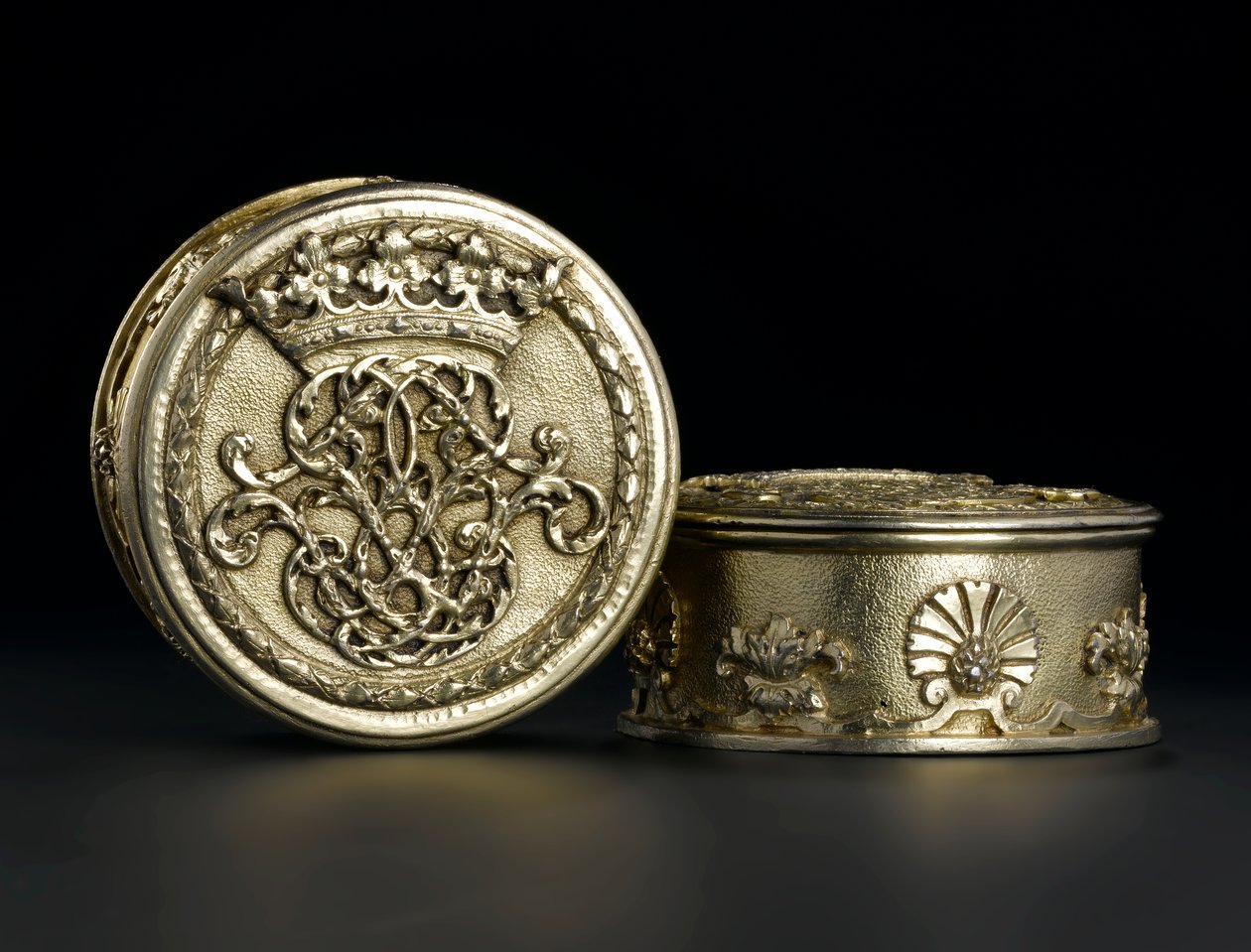 Caja pequeña circular de plata dorada con tapa del servicio de tocador Lennoxlove, propiedad de Frances Teresa Stewart, Duquesa de Richmond y Lennox: Francia, París, ensayada entre septiembre de 1672 y octubre de 1674 de French School