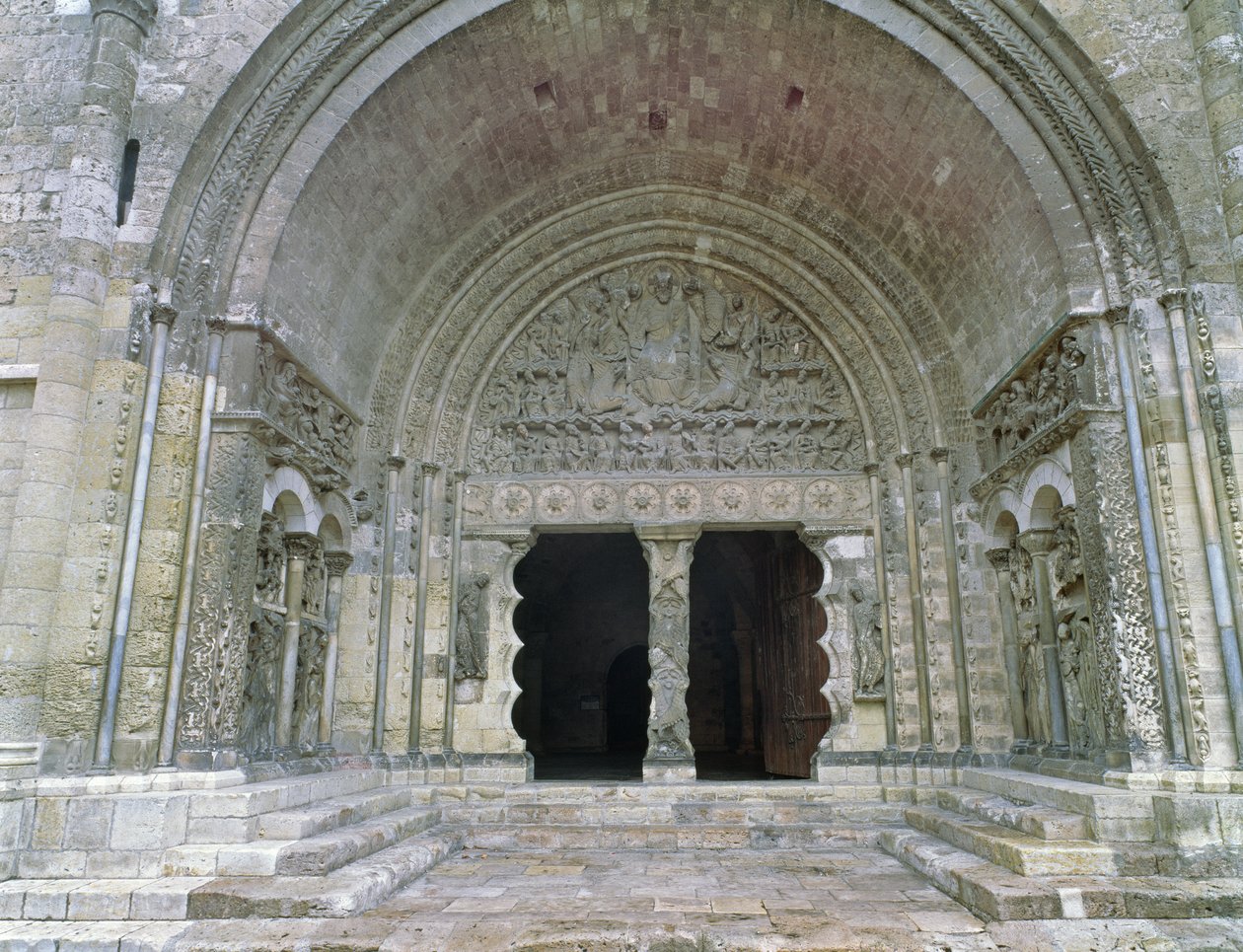 Portal sur, construido c.1115 de French School