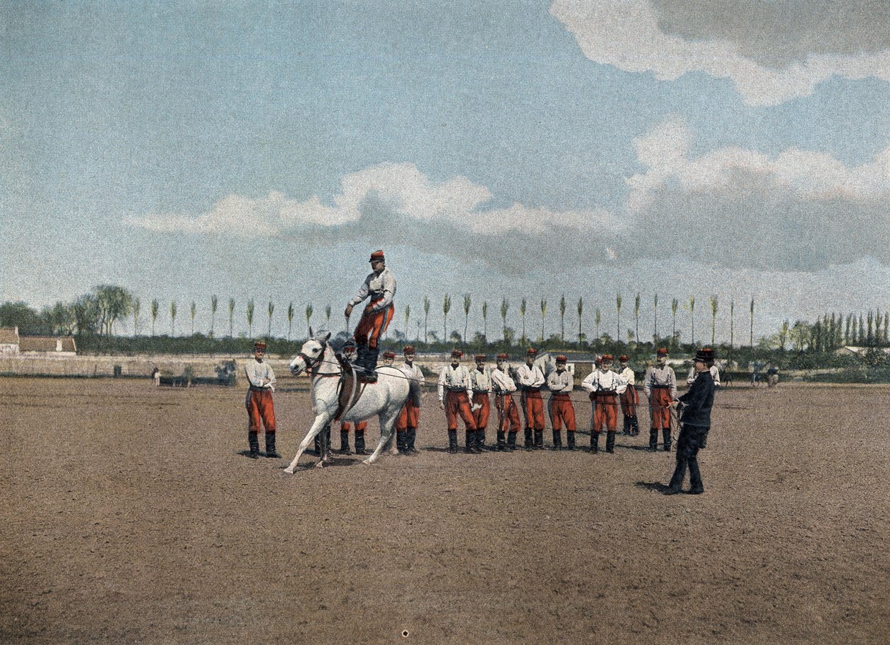 Escuela militar especial de Saint-Cyr (Saint Cyr), servicio interno: Acrobacia. Los jinetes de la sección ejercitan todas las acrobacias para hacerlos muy flexibles hasta que salten, con sus armas, sobre un paquete de caballos, galopando. En "Álbum militar de French School