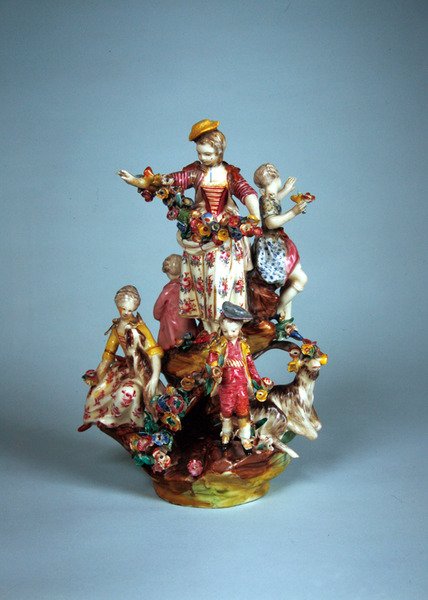 Estatuilla de mujeres y niños agrupados en una rocalla (faience) de French School