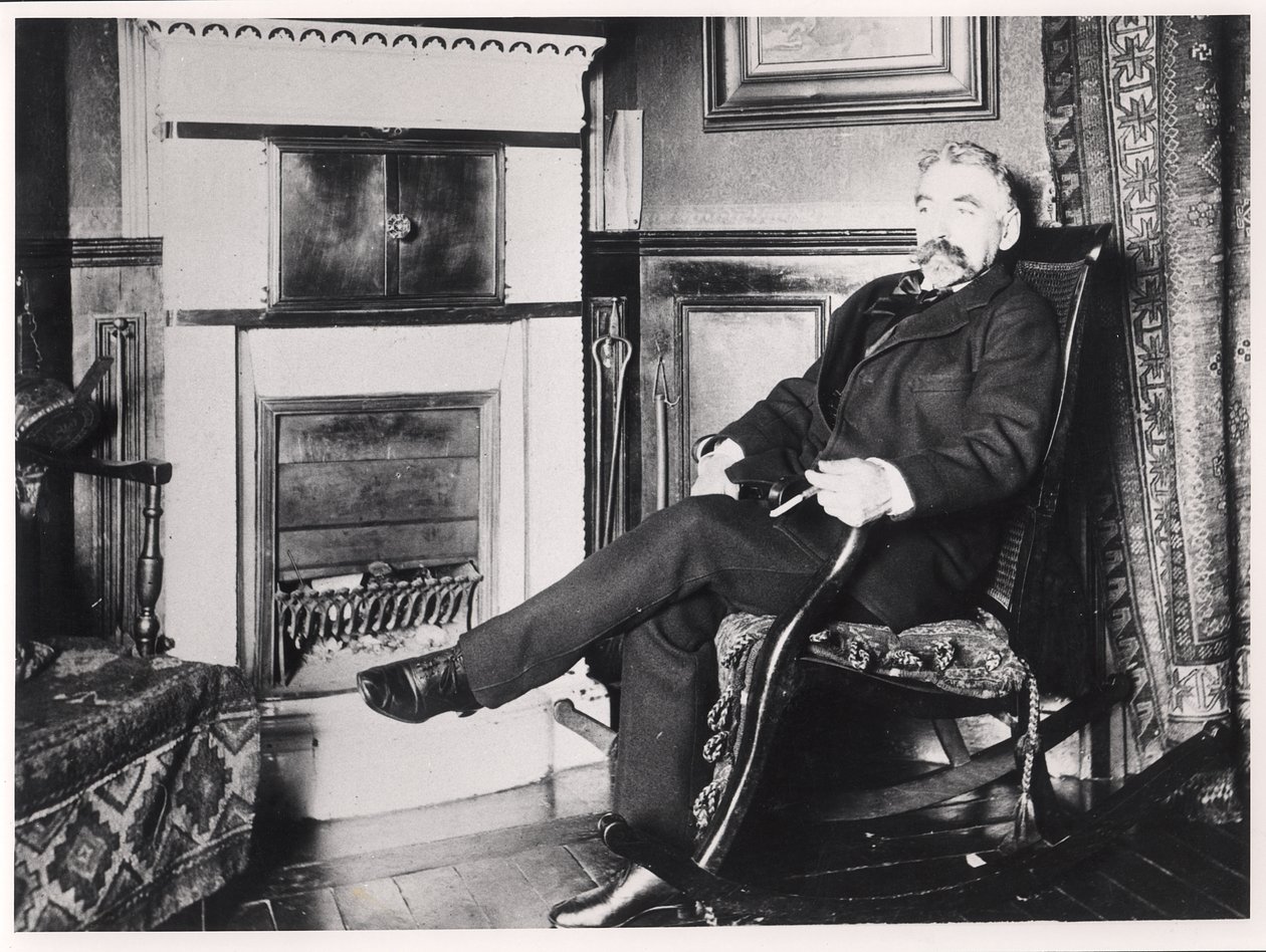 Stéphane Mallarmé (1842-98) sentado junto a la chimenea en su casa en la Rue de Rome, París de French School