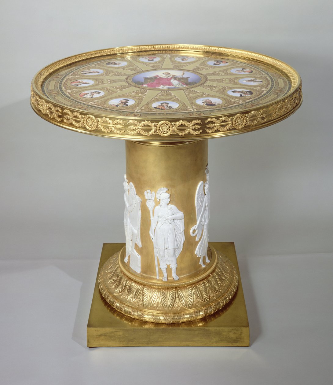 La Mesa de Austerlitz, incrustada con placas de Sèvres conmemorando la victoria de Napoleón en Austerlitz, 1808-10 de French School