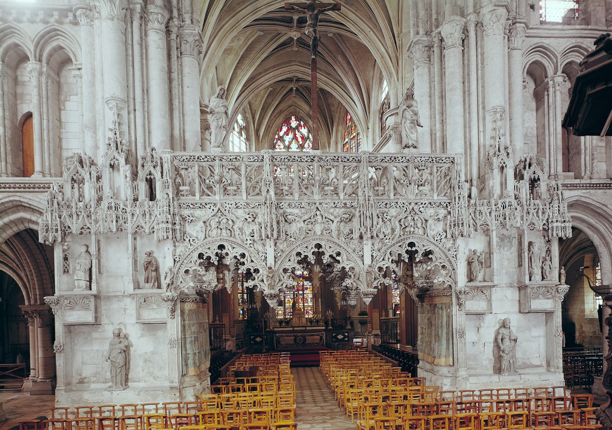 La nave e interior de la Iglesia Sainte-Madeleine, mostrando la pantalla decorada en estilo gótico flamígero por Jean Gailde entre 1508-17 de French School