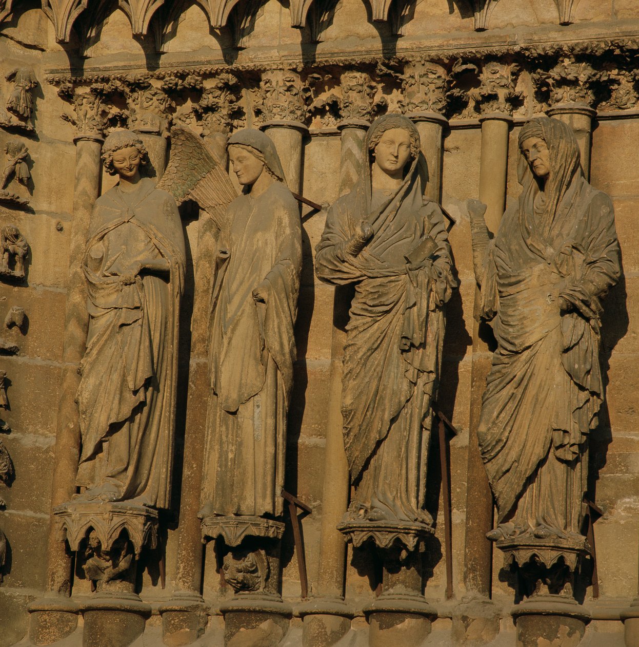 La Visitación, cuatro figuras de jambas de la fachada oeste de la Catedral, c.1230-40 de French School