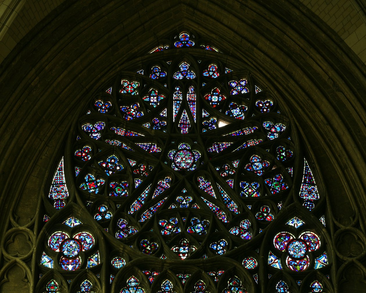 La ventana rosa norte con relleno geométrico de rombos (ventana rosa - interna) de French School