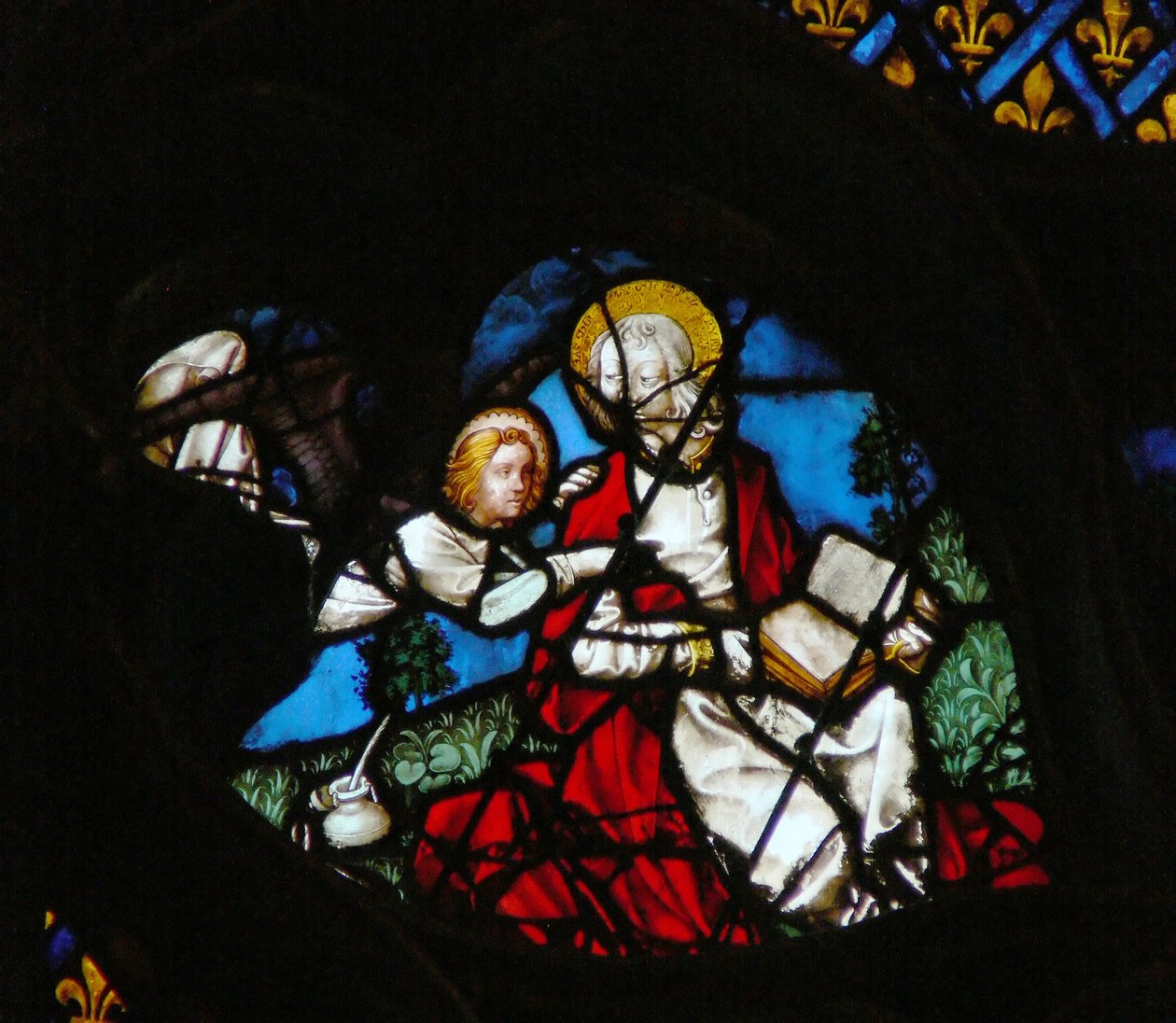 La ventana rosa oeste representando una escena del Libro de Apocalipsis: Apertura del primer sello, con el ángel de Mateo (6:1) de French School