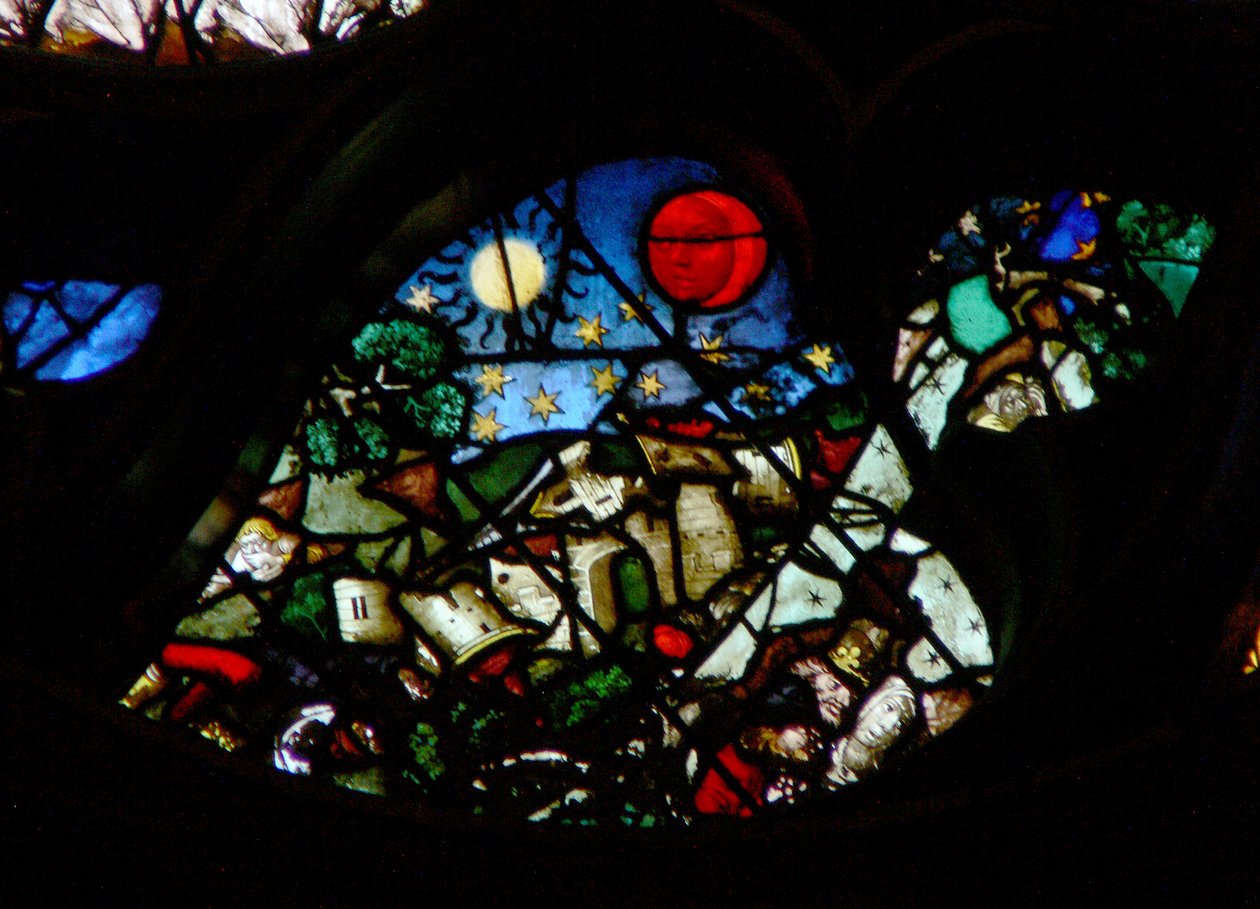 La ventana rosa oeste representando una escena del Libro de Apocalipsis: Apertura del sexto sello: El gran día de su ira; la ruina creada por terremotos, el sol con un saco de pelo negro de French School