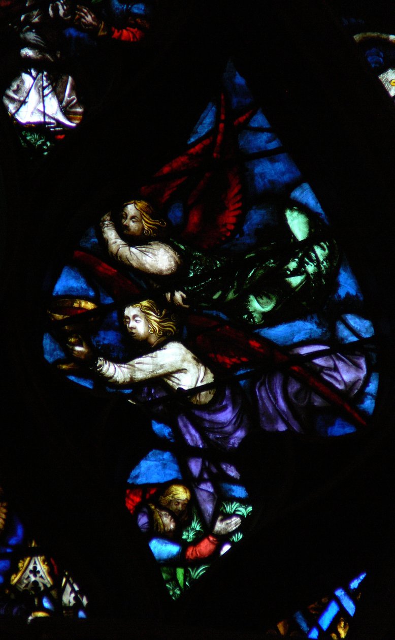 La ventana rosa oeste que representa una escena del Libro de Apocalipsis: dos ángeles, uno anunciando que Babilonia ha caído, el otro llevando el vino de la ira de Dios (14:8-11) de French School