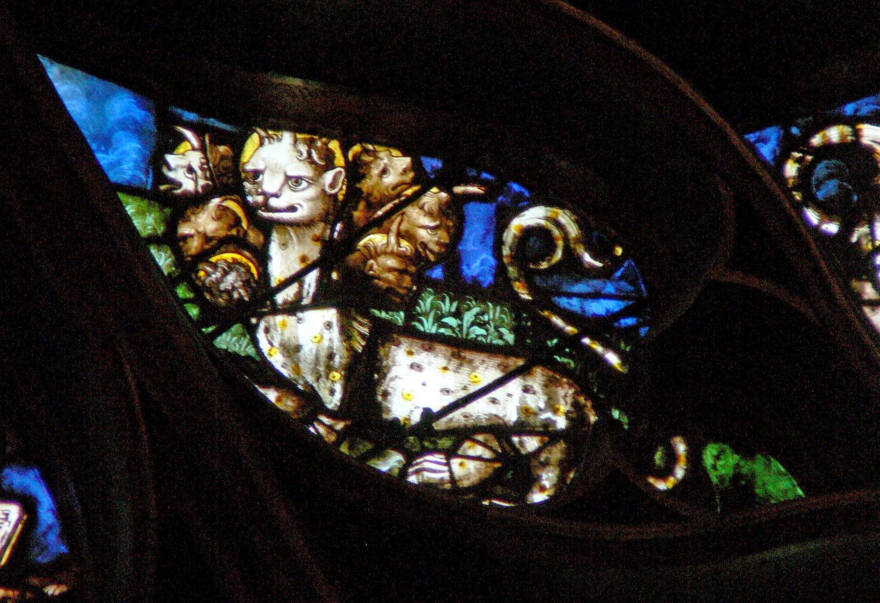 La ventana rosa oeste que representa una escena del Libro de Apocalipsis: bestia con siete cabezas sale del mar (13:1) de French School