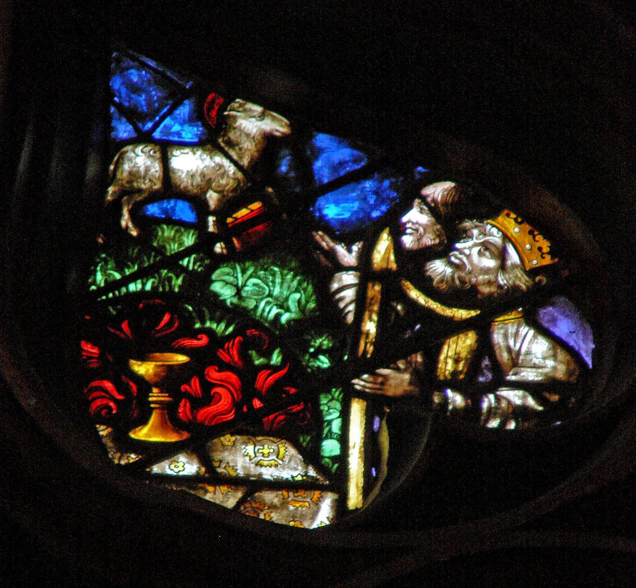 La ventana rosa oeste que representa una escena del Libro de Apocalipsis: cordero en el Monte Sion con dos de los 144,000 redimidos (14:1-5) de French School