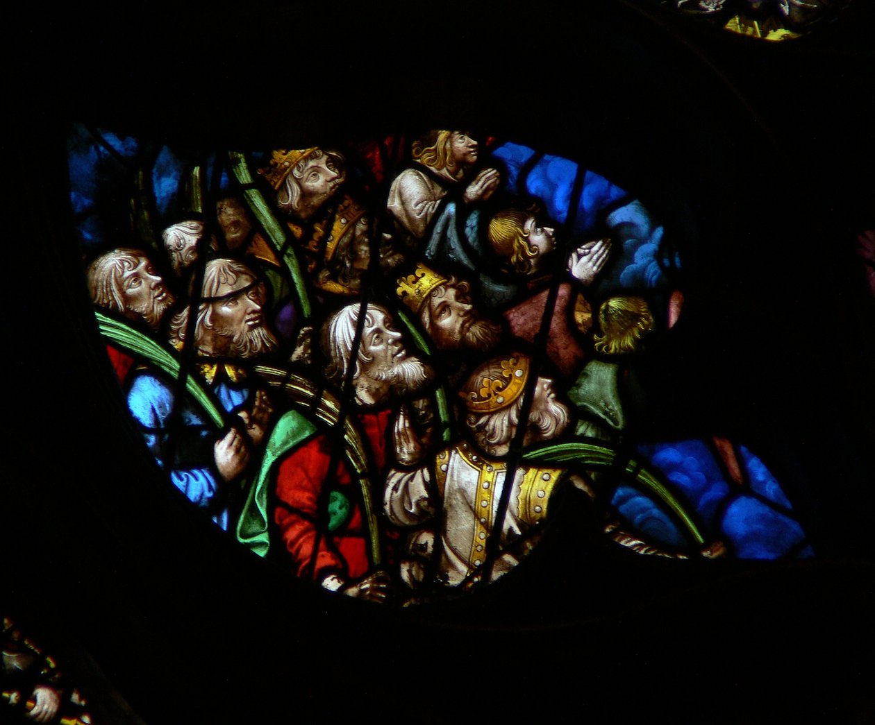 La ventana rosa oeste representando una escena del Libro de Apocalipsis: Multitud ante el trono de Dios, en túnicas blancas llevando palmas (7:9-12) de French School