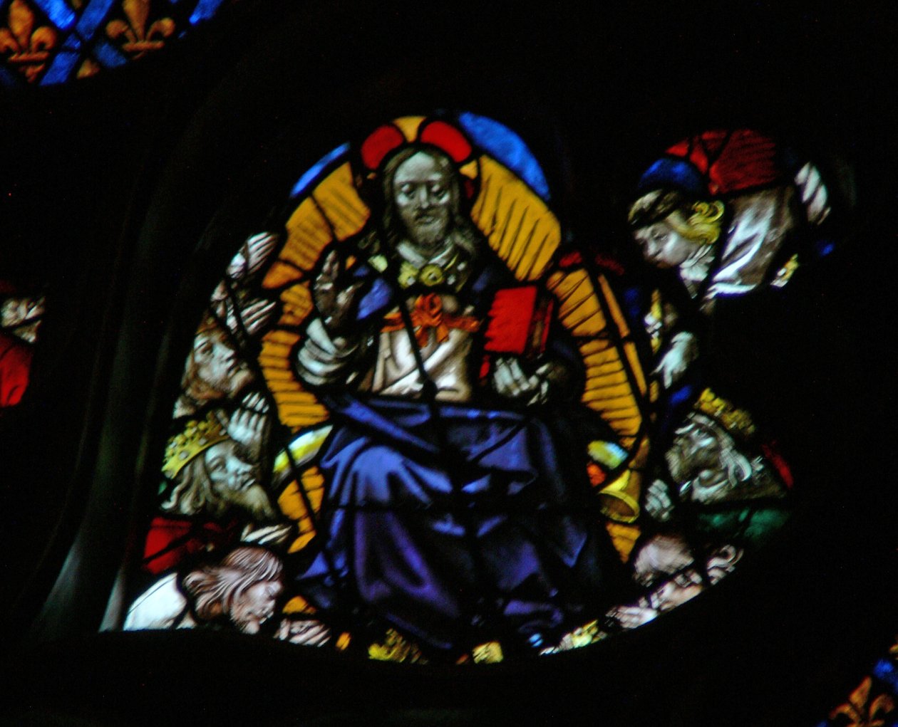 La ventana rosa oeste que representa una escena del Libro de Apocalipsis: séptima trompeta; los ancianos se postran ante el trono (11:15) de French School