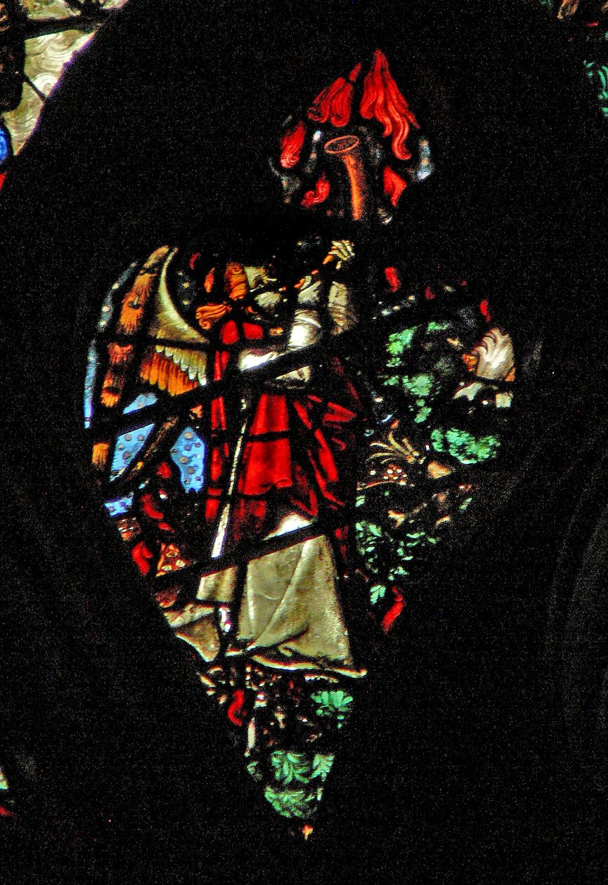 La ventana rosa oeste que representa una escena del Libro de Apocalipsis: sonido de la primera trompeta. Granizo y fuego descienden (8:6-7) de French School