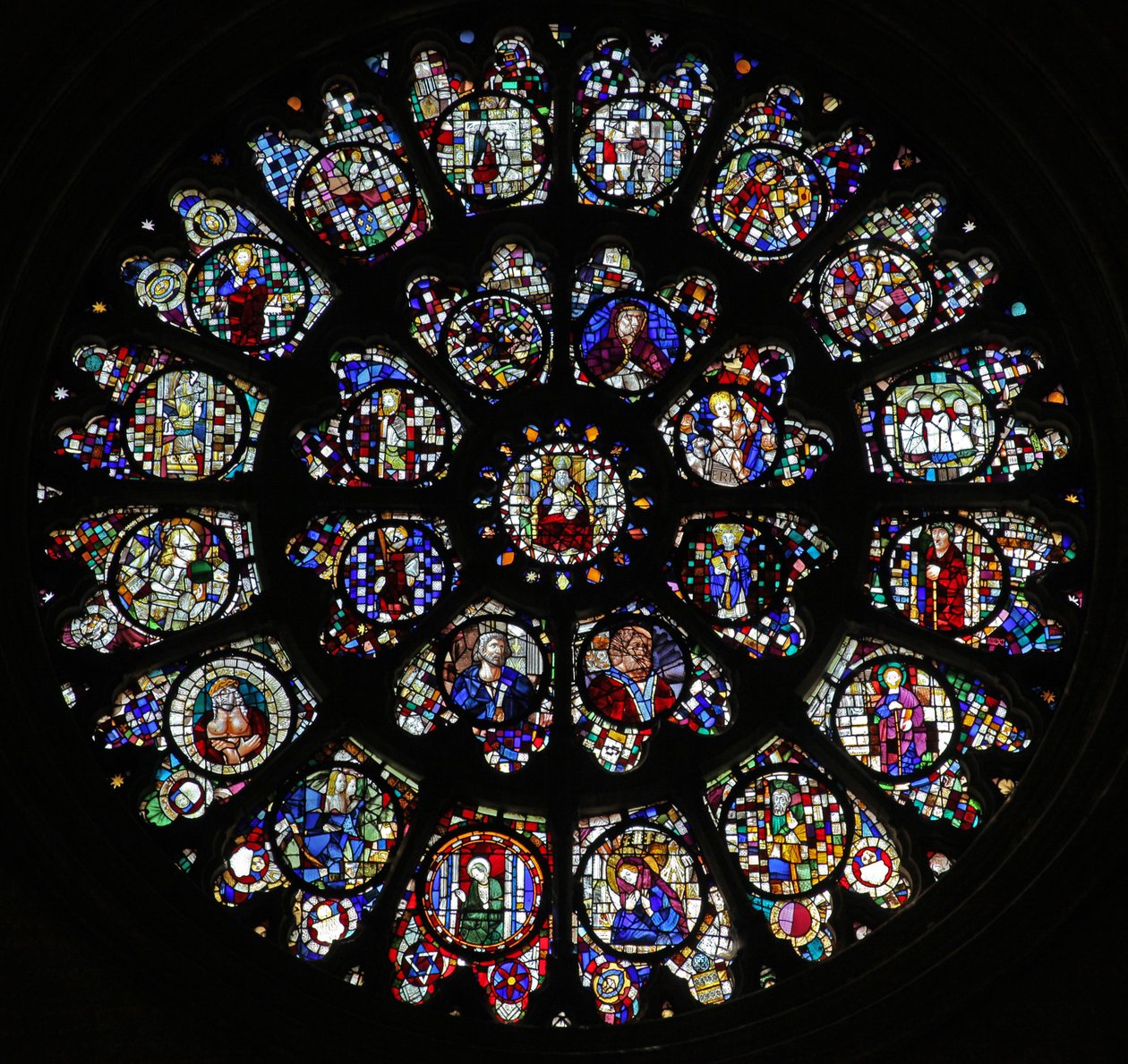 La ventana de rosetón oeste con paneles fragmentarios del siglo XV y XVI que representan principalmente a santos de French School