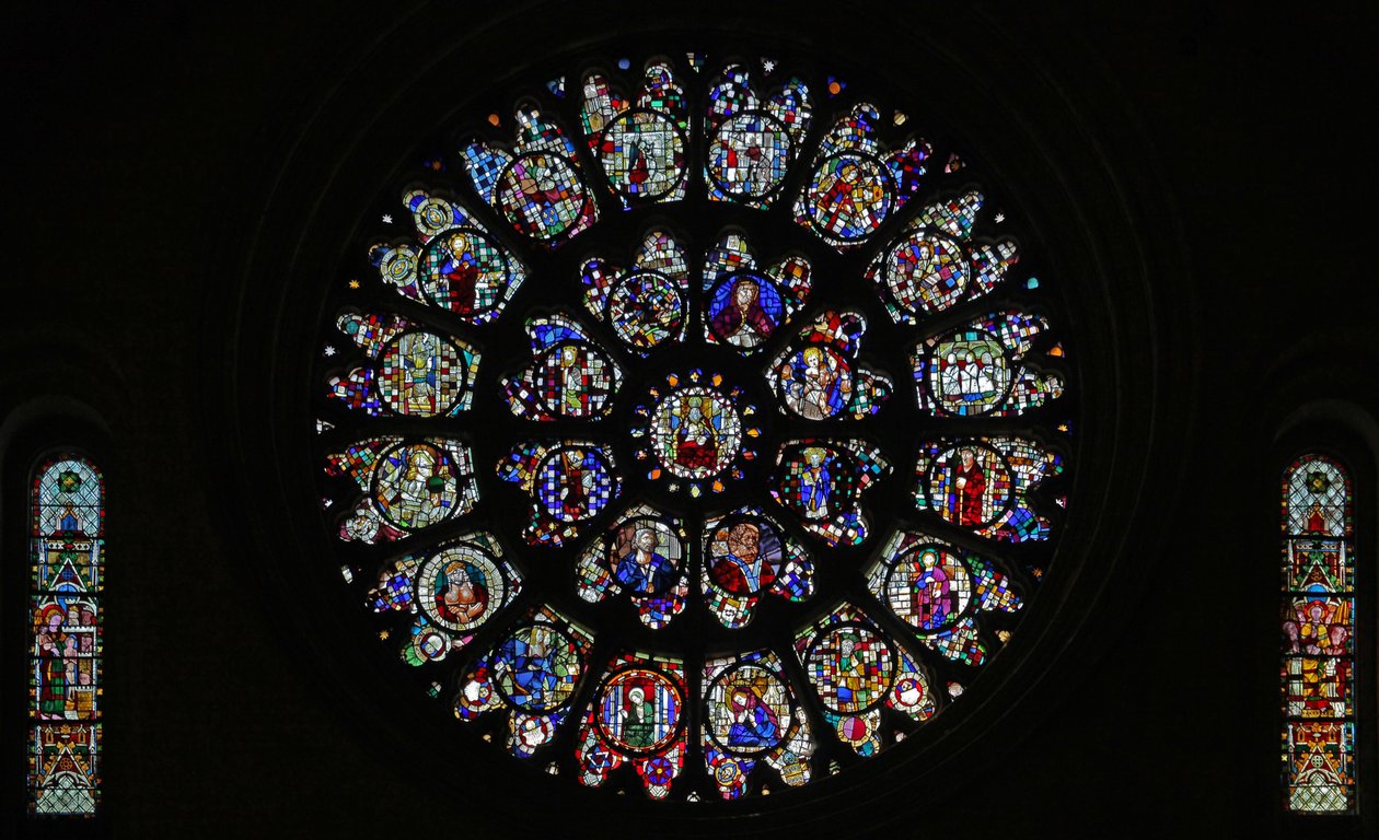 La ventana de rosetón oeste con paneles fragmentarios del siglo XV y XVI que representan principalmente a santos (ventana de rosetón - interna) de French School
