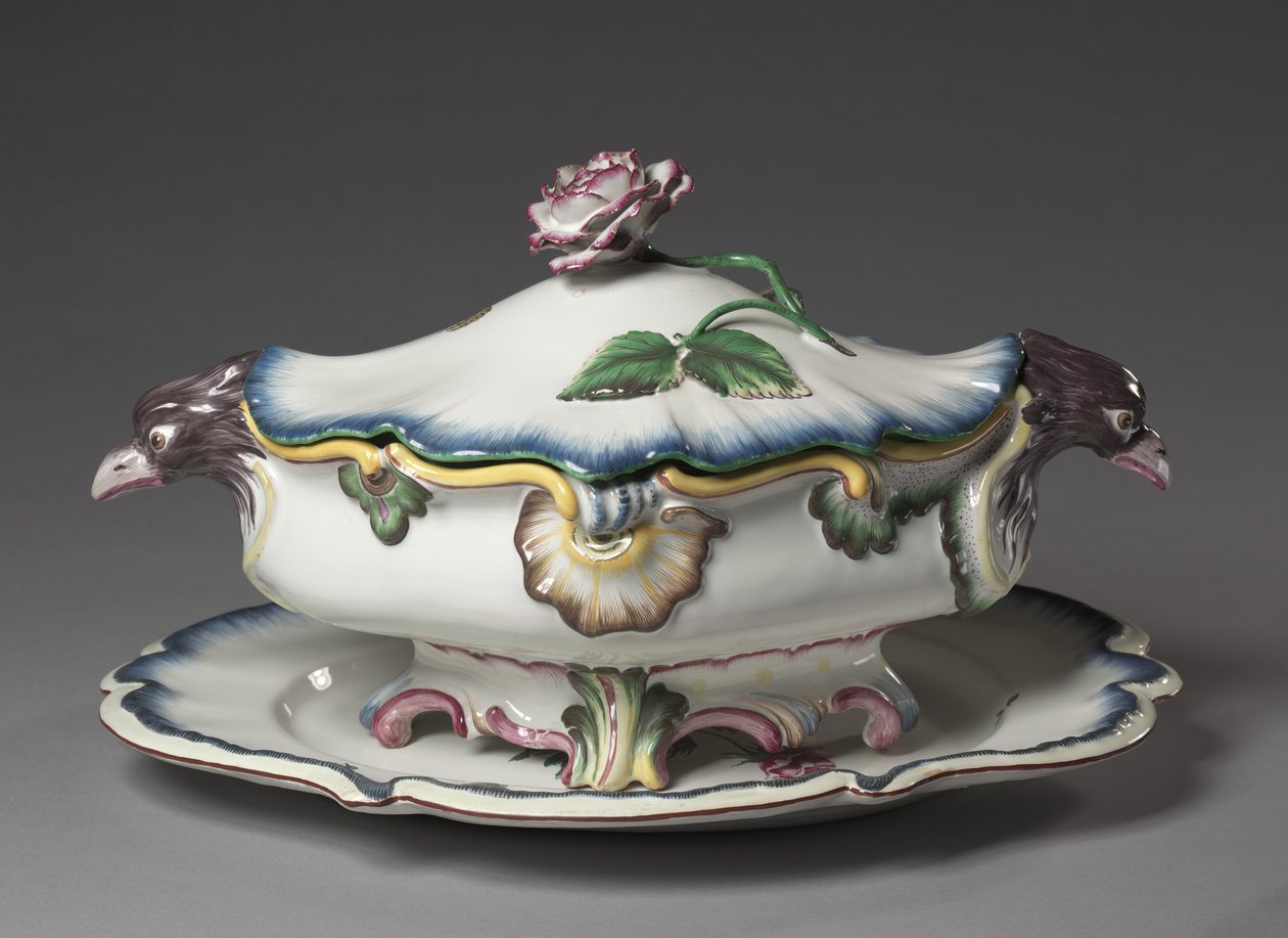 Sopera, fabricada por la Fábrica de Estrasburgo, c.1750 de French School