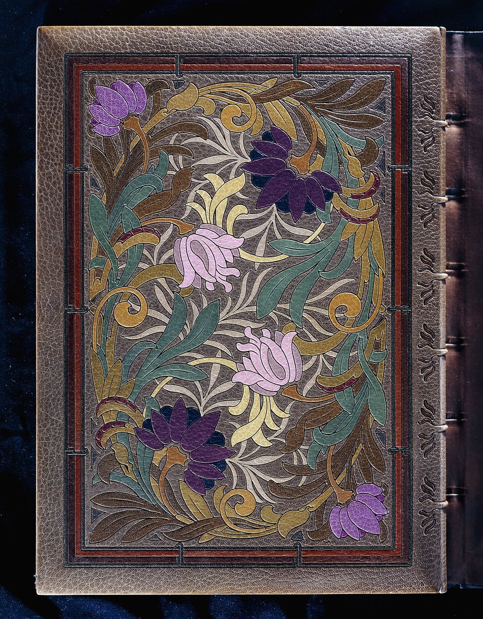 Cubierta superior de libro, con diseño semi-naturalista de lotos y cabezas de flores de madreselva, 1886 de French School
