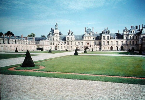 Vista de la Cour du Cheval Blanc con la escalera en forma de herradura de French School