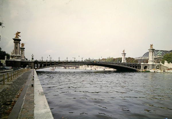 Vista del Puente Alejandro III, construido por los ingenieros Louis-Jean Resal (1854-1920) y Amedee Alby (1862-1942) para la Exposición Universal de 1900, 1897-1900 de French School