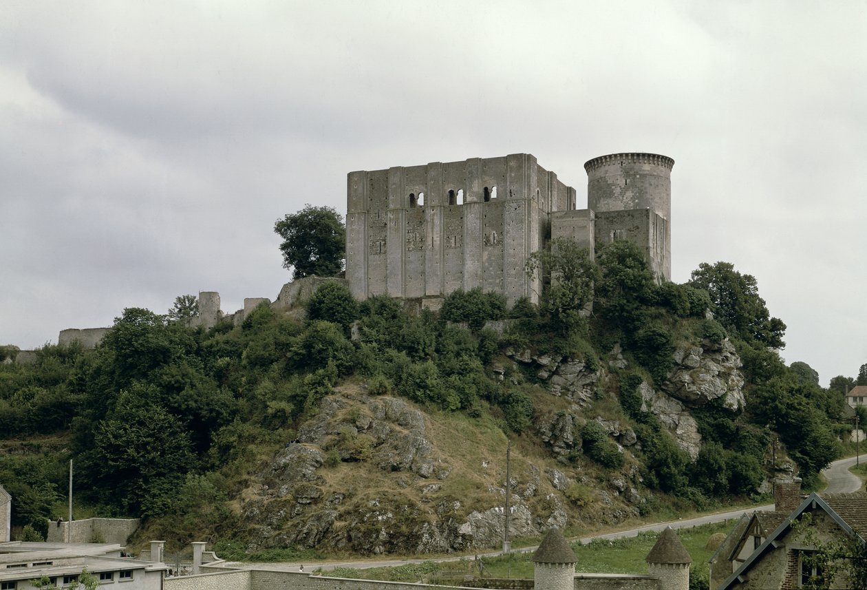 Vista de la Torre de Talbot y el torreón del castillo de French School
