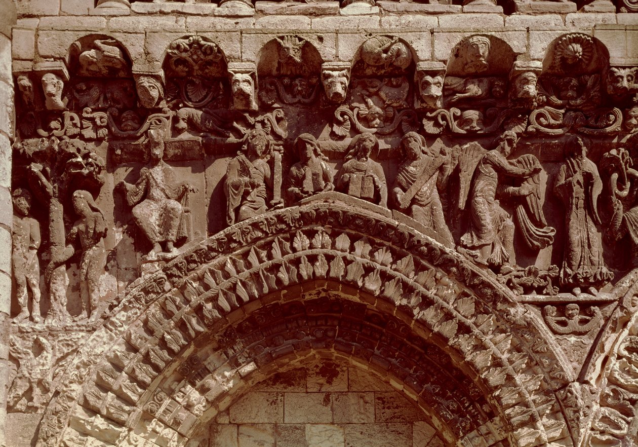 Vista de la fachada oeste, detalle que representa a los profetas, la Anunciación y el Pecado Original de French School