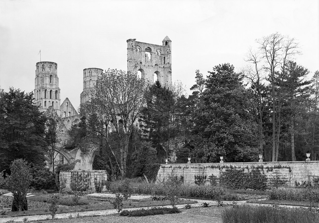 Vista del exterior de la iglesia, c.1052-67 de French School