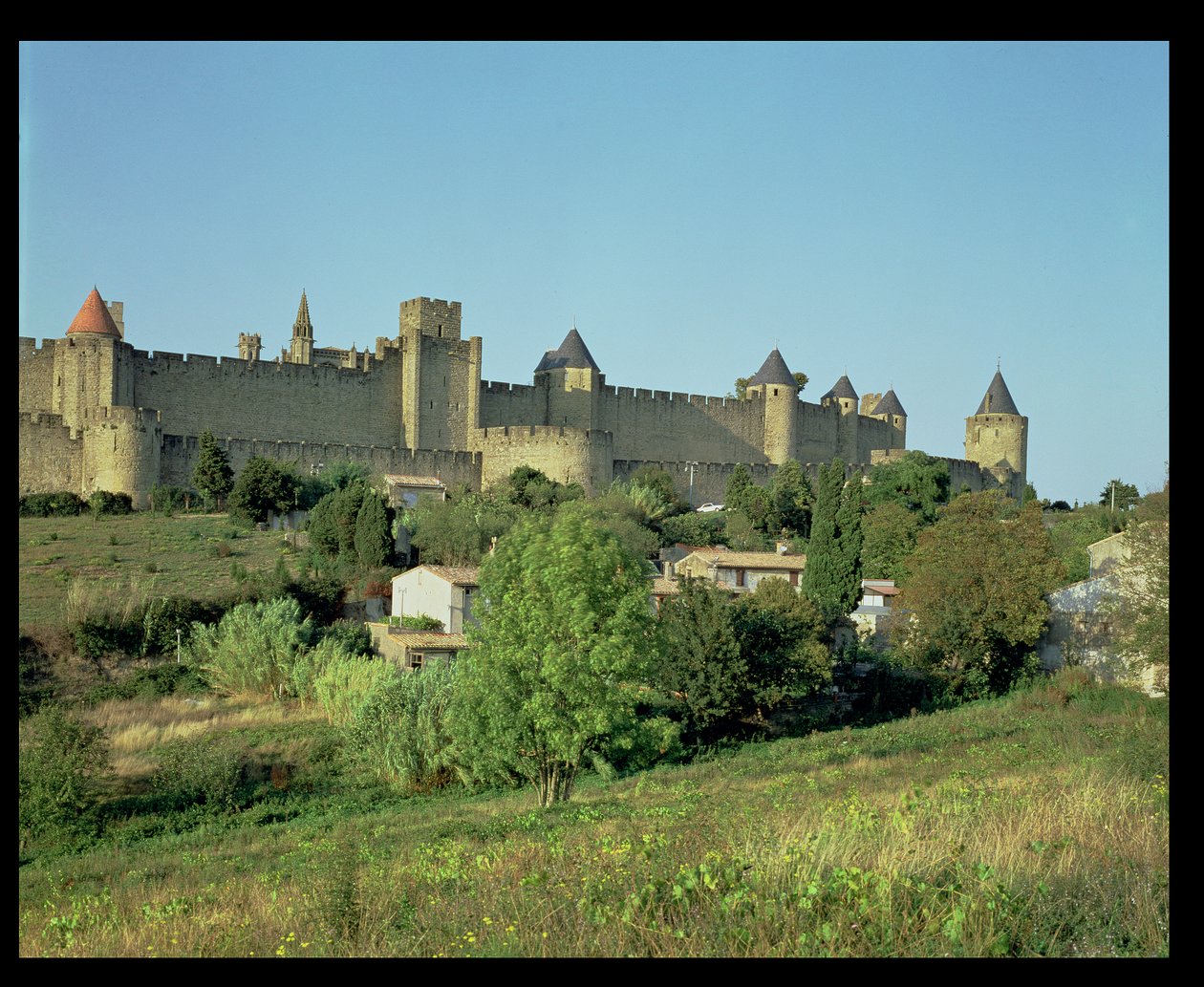 Vista de las murallas de la ciudad de French School