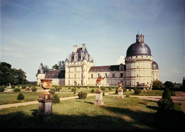 Vista de la fachada este, edificio comenzado en 1540 de French School