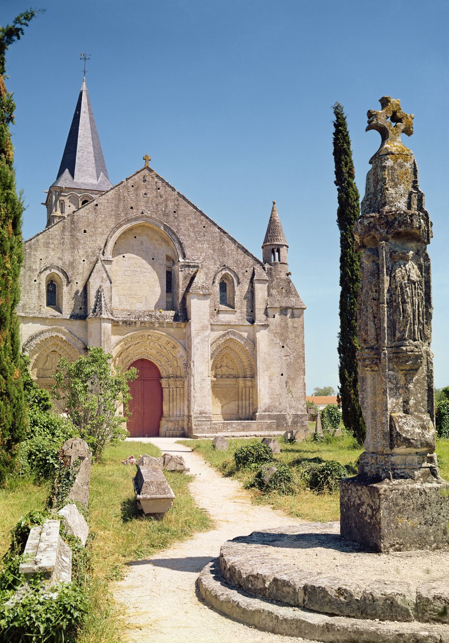 Vista de la fachada de la Iglesia de San Pedro, 1150-75 de French School