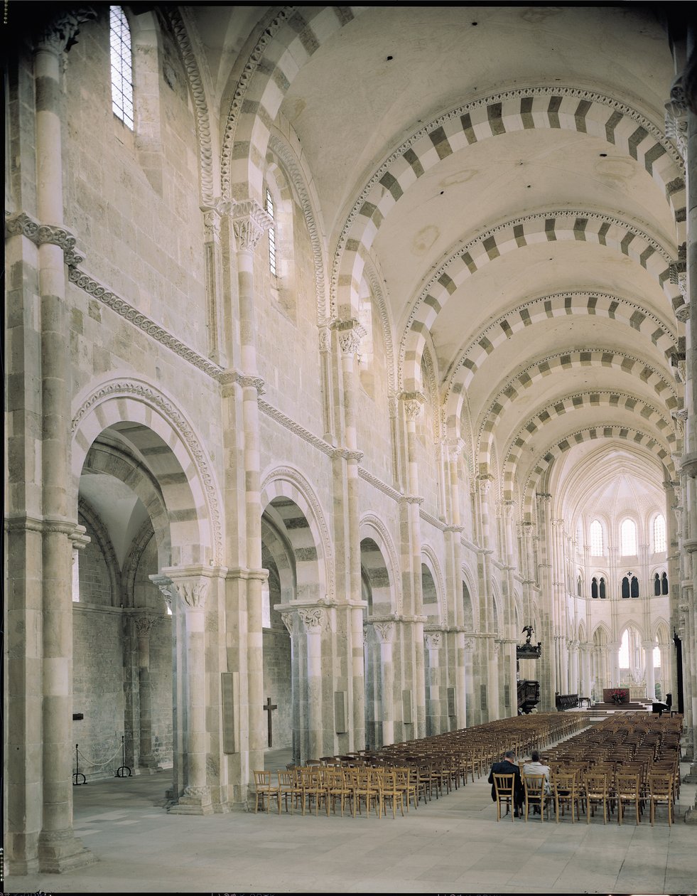 Vista del interior de la nave, siglo XII de French School