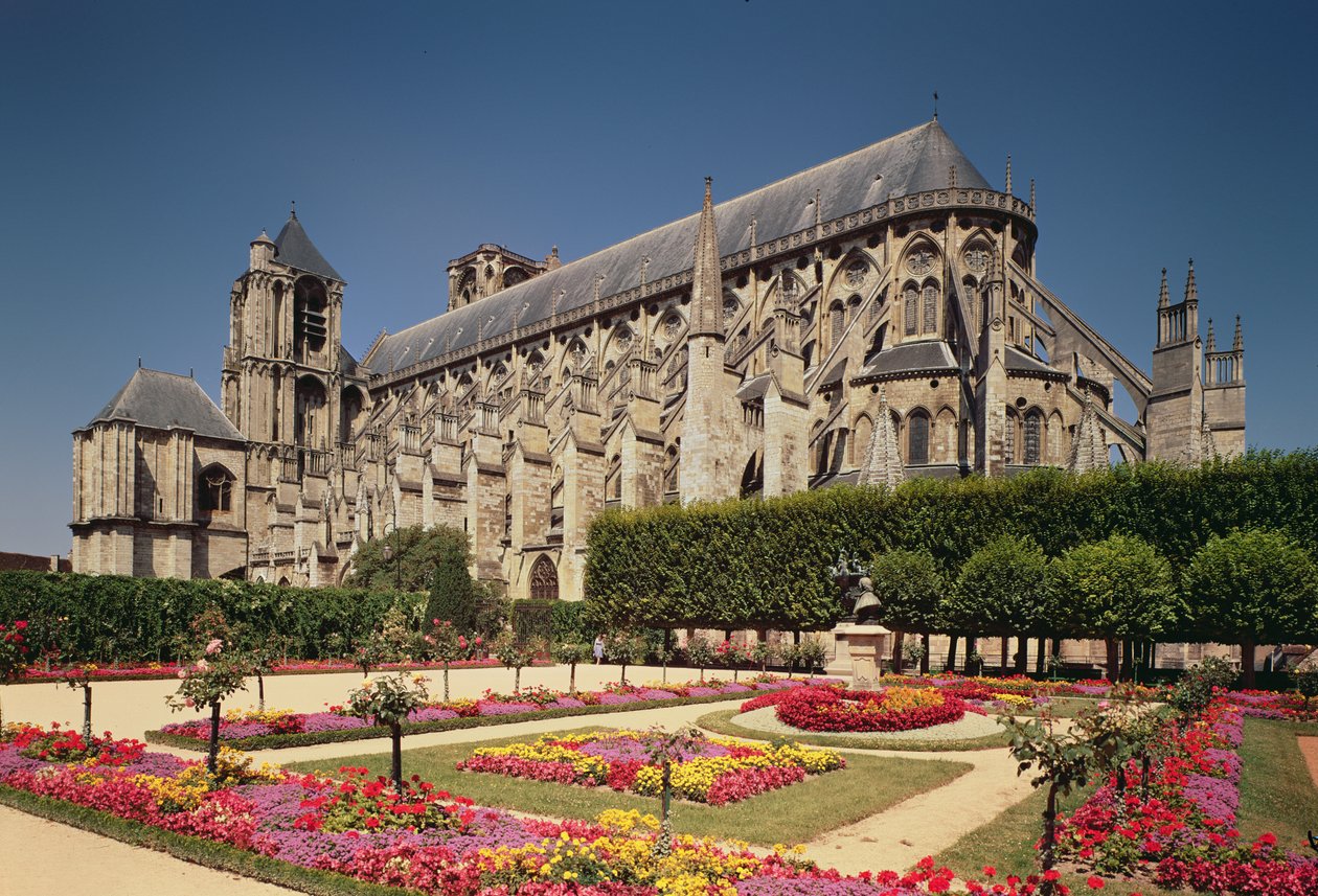 Vista de la nave de la Catedral de St. Etienne, construida entre 1200-60 de French School