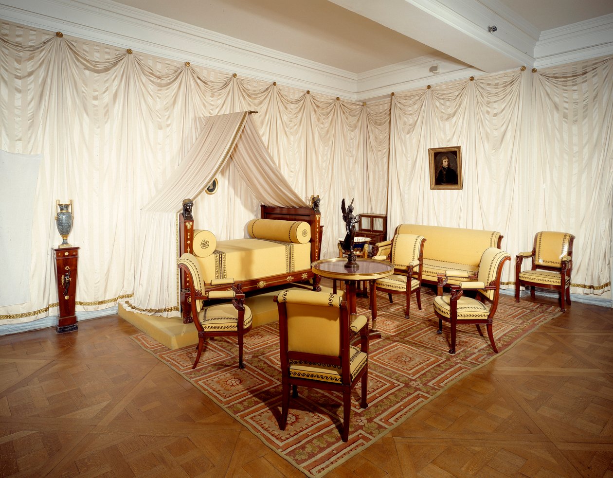 Vista de la habitación del emperador Napoleón I en el castillo de Malmaison, en Rueil Malmaison de French School