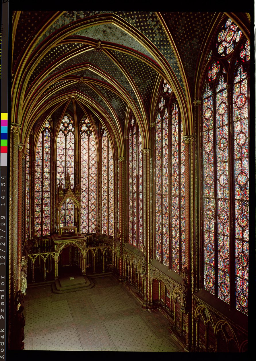 Vista de las vidrieras en la capilla superior, 1246-48 de French School