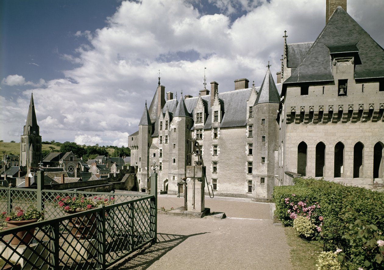 Vista de la fachada oeste del castillo restaurado construido para Jean Bourre, ministro de Luis XI de Francia, c.1465 de French School
