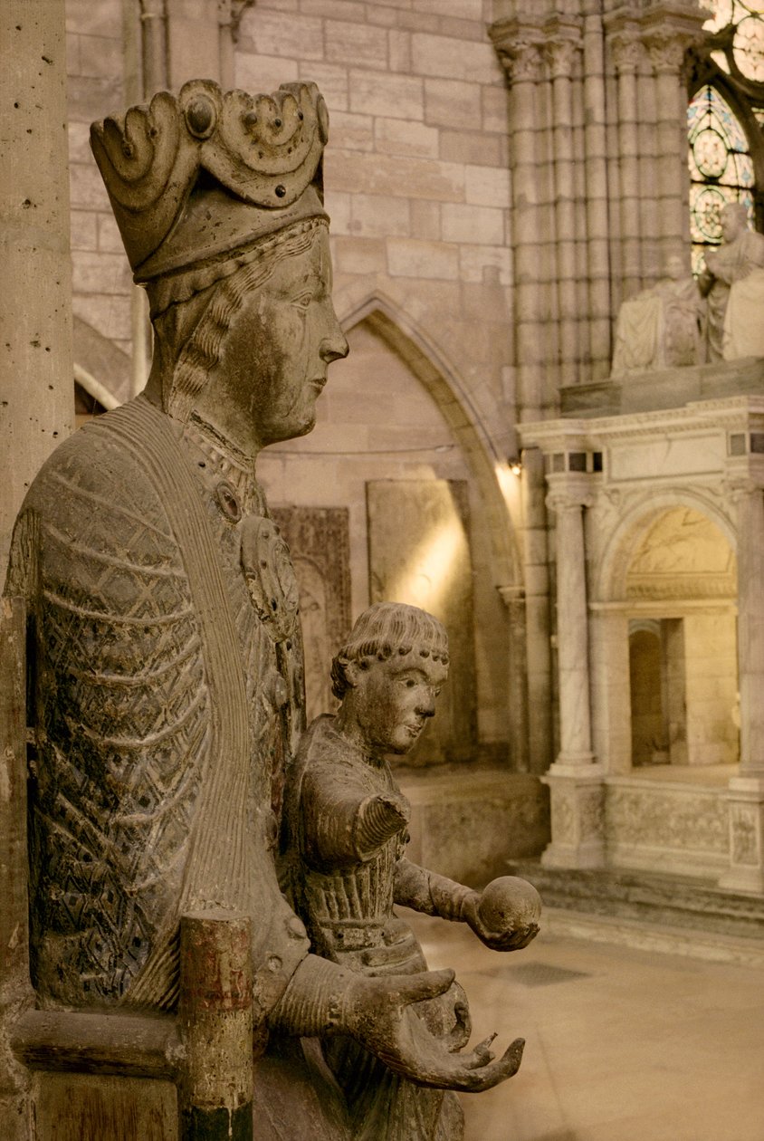 Virgen y Niño en majestad (madera policromada) (detalle) de French School